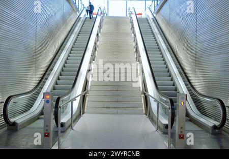 Rolltreppen am Bahnhof Ansio, Bilbao U-Bahn (entworfen vom Architekten Normal Foster). Baskenland, Spanien. Stockfoto