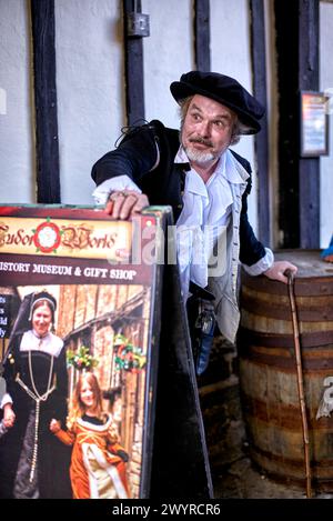 Tudor World Schauspieler in traditioneller Tracht begrüßt Gäste im Shrieves House, Sheep Street, Stratford upon Avon, England, Großbritannien, Stockfoto
