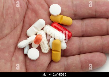 Proben von Kapseln und Tabletten, Generika, Pharmazeutische Anlage, Arzneimittelherstellung, Forschungszentrum, Apotheke, Bereich Gesundheit. Stockfoto