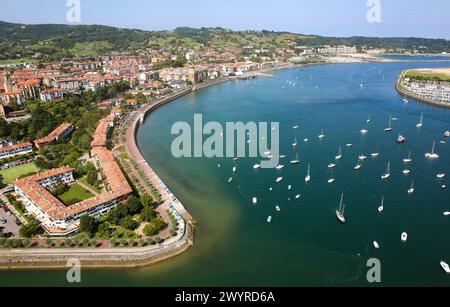 Luftaufnahme. Bidasoa Flussmündung, Txingudi Bay. Hondarribia, Gipuzkoa, Baskisches Land, Spanien. Stockfoto