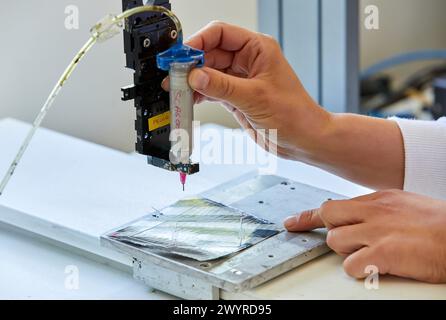 Mikrospender, Automatisiertes Spendersystem, Funktionales Drucklabor, Luft- Und Raumfahrtindustrie, Industrieeinheit, Technologiezentrum, Tecnalia Research & Innovation, Donostia, San Sebastian, Gipuzkoa, Baskenland, Spanien. Stockfoto