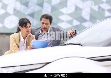 Kaufmann und Kauffrau mit Tablette Parken Business Center. San Sebastian Technology Park. Donostia. Gipuzkoa. Baskenland. Spanien. Stockfoto