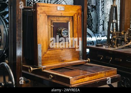 Warschau, Polen - 19. März 2024. Antike Großformatige Holzkamera Stockfoto