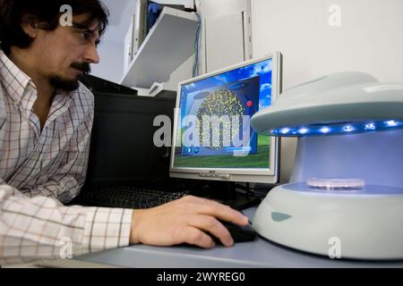 Kolonienzähler. Biopharmazeutisches Labor, Entwicklung neuer therapeutischer Moleküle auf Basis menschlicher Antikörper zur Behandlung infektiöser und entzündlicher Erkrankungen, Biotherapix, Grupo Genetrix, Madrid. Stockfoto