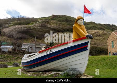 The Repus – restaurierter fischerkessel mit Skulpturen von Steve Iredale und Richard Baker in Skinningrove, North Yorkshire, Großbritannien Stockfoto