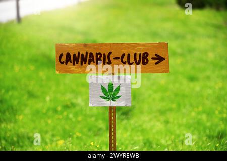 FOTOMONTAGE, Schild mit Hanfblatt und Aufschrift Cannabis-Club *** FOTOMONTAGE, Schild mit Hanfblatt und Aufschrift Cannabis Club Stockfoto