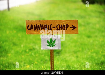 FOTOMONTAGE, Schild mit Hanfblatt und Aufschrift Cannabis-Shop *** FOTOMONTAGE, Schild mit Hanfblatt und Aufschrift Cannabis Shop Stockfoto