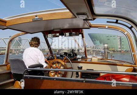 Tourboat und Nemo (National Center for Science and Technology) im Hintergrund, Oosterdok. Amsterdam. Niederlande. Stockfoto