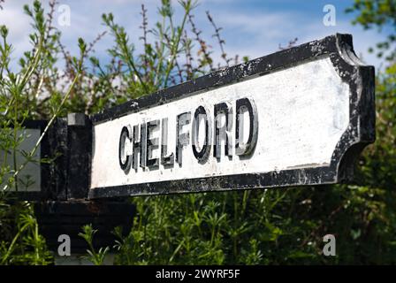 Ein altes Straßenschild für Chelford, Cheshire Stockfoto