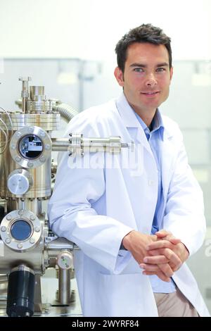 Forscher. Oberflächenspektrometer, Photoelektronenspektroskopie, Schneckenelektronenspektroskopie, AES, VG Scientific ESCAlab 200D Oberflächenanalysegeräte. Technologische Dienstleistungen für die Industrie. Tecnalia Research & Innovation, Donostia, San Sebastian, Gipuzkoa, Baskenland, Spanien. Stockfoto