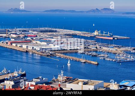 Puerto y Ria de Vigo, Vista desde Parque Monte do Castro, Al fondo Islas Cies, Vigo, Pontevedra, Galicien, Spanien. Stockfoto