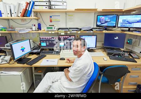 Kontrollbildschirme, Linearbeschleuniger, Strahlentherapie, Behandlung von Krebs, Krankenhaus Donostia, San Sebastian, Gipuzkoa, Baskenland, Spanien. Stockfoto