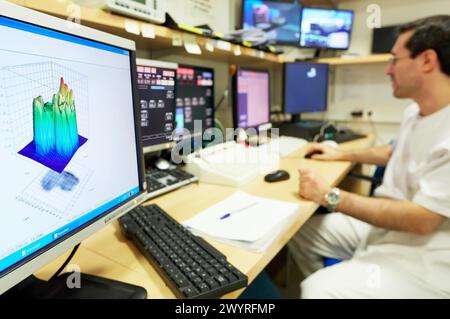 Kontrollbildschirme, Linearbeschleuniger, Strahlentherapie, Behandlung von Krebs, Krankenhaus Donostia, San Sebastian, Gipuzkoa, Baskenland, Spanien. Stockfoto