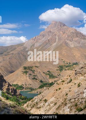 Vertikale Berglandschaft in Marguzor Sieben Seen Gebiet, Shing Fluss Tal, in der Nähe von Penjikent oder Panjakent, Sughd, Tadschikistan Stockfoto