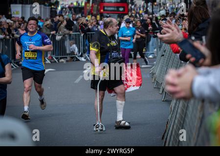 London, Großbritannien. April 2024. Ein Teilnehmer reagiert auf Zuschauer, die ihn während des London Landmarks Half Marathon 2024 in Richtung Ziellinie bejubeln. Der London Landmarks Half Marathon wird von Tommy's organisiert Ein Halbmarathon mit gesperrter Straße durch Westminster und die City of London, der die große, schrullige und verborgene Geschichte und Wahrzeichen von London feiert. Quelle: SOPA Images Limited/Alamy Live News Stockfoto