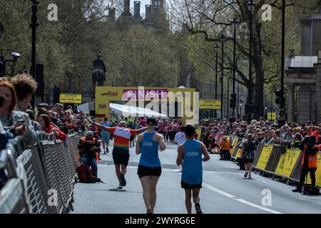 London, Großbritannien. April 2024. Die Läufer nähern sich der Ziellinie beim London Landmarks Half Marathon 2024. Der London Landmarks Half Marathon wird von Tommy's organisiert Ein Halbmarathon mit gesperrter Straße durch Westminster und die City of London, der die große, schrullige und verborgene Geschichte und Wahrzeichen von London feiert. Quelle: SOPA Images Limited/Alamy Live News Stockfoto