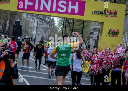 London, Großbritannien. April 2024. Die Läufer nähern sich der Ziellinie beim London Landmarks Half Marathon 2024. Der London Landmarks Half Marathon wird von Tommy's organisiert Ein Halbmarathon mit gesperrter Straße durch Westminster und die City of London, der die große, schrullige und verborgene Geschichte und Wahrzeichen von London feiert. Quelle: SOPA Images Limited/Alamy Live News Stockfoto