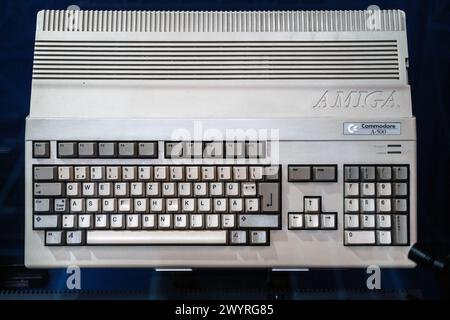 Warschau, Polen - 19. März 2024. Commodore Amiga A-500 Computer auf Blue Stockfoto