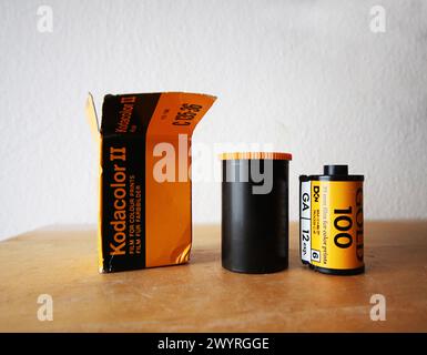 Analoge Vintage-Fotografie: Kodak 35-mm-Farbfilm-Rollenband mit Behälter und Papierverpackung Stockfoto