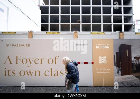 Signa Holding DEU, Deutschland, Deutschland, Berlin, 10.02.2024 Werbung vom Immobilienunternehmen Signa Holding GmbH für das Projekt No. 1 Passauer Straße vom Kaufhaus KaDeWe Kaufhaus des Westens auf der Tauentzienstraße in Berlin Deutschland. Die Tauentzien Straße gilt als einer der bekanntesten Boulevards der Welt und war ehemals das Schaufenster des Westens. Das Luxuskaufhaus Kaufhaus des Westens gehoert gemeinsam mit dem Alsterhaus in Hamburg und Oberpollinger in München zur KaDeWe-Gruppe , die knapp zur Haelfte im Besitz der ebenfalls insolventen Signa Holding GmvH des oesterreichischen Stockfoto