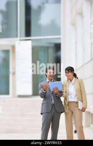 Geschäftsmann und Geschäftsfrau mit Tablet im Business Center. San Sebastian Technology Park. Donostia. Gipuzkoa. Baskenland. Spanien. Stockfoto