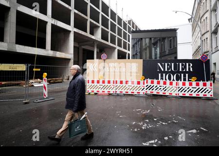 KaDeWe - Signa DEU, Deutschland, Berlin, 10.02.2024 Werbung vom Immobilienunternehmen Signa Holding GmbH für das Projekt No. 1 Passauer Straße vom Kaufhaus KaDeWe Kaufhaus des Westens auf der Tauentzienstraße in Berlin Deutschland. Die Tauentzien Straße gilt als einer der bekanntesten Boulevards der Welt und war ehemals das Schaufenster des Westens. Das Luxuskaufhaus Kaufhaus des Westens gehoert gemeinsam mit dem Alsterhaus in Hamburg und Oberpollinger in München zur KaDeWe-Gruppe , die knapp zur Haelfte im Besitz der ebenfalls insolventen Signa Holding GmvH des oesterreichischen Stockfoto