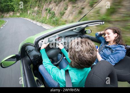 Freunde im Cabrio, Gipuzkoa, Euskadi. Spanien. Stockfoto