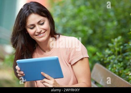 35 Frau mit Tablet im Park. Donostia. San Sebastian. Gipuzkoa. Baskenland - Spanien. Stockfoto