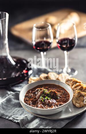 Traditionelles Wiener, Wild oder ungarisches Gulasch mit Karlovy Vary Knödeln und Rotwein. Stockfoto