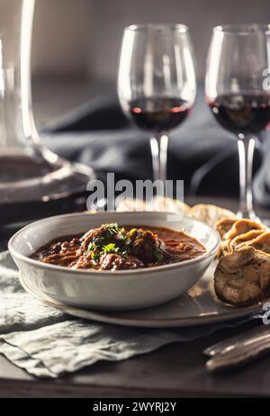 Traditionelles Wiener, Wild oder ungarisches Gulasch mit Karlovy Vary Knödeln und Rotwein. Stockfoto