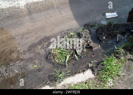 Chesham, Buckinghamshire, Großbritannien. April 2024. Schlamm und Hochwasser aus einem verstopften Abfluss an einer Hauptstraße in Chesham, Buckinghamshire. Kredit: Maureen McLean/Alamy Stockfoto