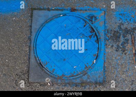 Chesham, Buckinghamshire, Großbritannien. April 2024. Ein Wasserzähler, der blau markiert ist in Chesham, Buckinghamshire. Kredit: Maureen McLean/Alamy Stockfoto