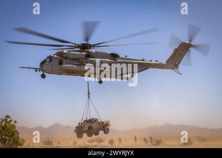 Ein US-Marine Corps CH-53E Super Hallion Hubschrauber, der der Marine Aviation Weapons and Tactics Squadron One zugeordnet ist, hebt einen Joint Light Tactical Vehic Stockfoto