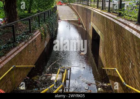 Chesham, Buckinghamshire, Großbritannien. April 2024. Eine überflutete Fußgängerunterführung in Chesham, Buckinghamshire. Die Grundwasserstände in Chesham sind nach wie vor hoch. Kredit: Maureen McLean/Alamy Stockfoto