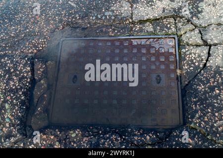 Chesham, Buckinghamshire, Großbritannien. April 2024. Ein überfluteter Abfluss in Chesham, Buckinghamshire. Kredit: Maureen McLean/Alamy Stockfoto