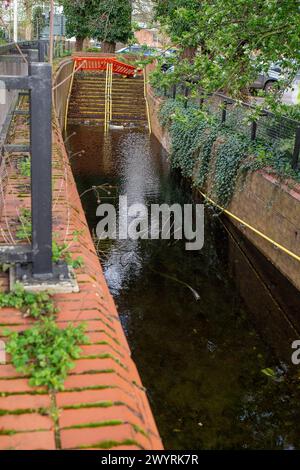 Chesham, Buckinghamshire, Großbritannien. April 2024. Eine überflutete Fußgängerunterführung in Chesham, Buckinghamshire. Die Grundwasserstände in Chesham sind nach wie vor hoch. Kredit: Maureen McLean/Alamy Stockfoto