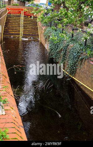 Chesham, Buckinghamshire, Großbritannien. April 2024. Eine überflutete Fußgängerunterführung in Chesham, Buckinghamshire. Die Grundwasserstände in Chesham sind nach wie vor hoch. Kredit: Maureen McLean/Alamy Stockfoto