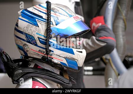 Barcelona, Spanien. April 2024. Tag 2 – Prolog European LeMans Series Circuit de Catalunya #27 NIELSEN RACING, LMP2, Oreca 07 – Gibson, Nicolas PINO (GBR) wartet am Morgen auf die Fahrt mit dem Auto am Montag, den 08. April 2024 ( Credit: Rob Gray/Alamy Live News Stockfoto