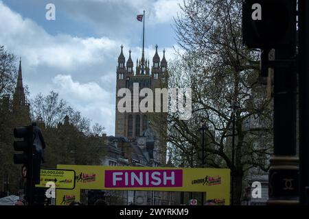 London, Großbritannien. April 2024. Das Schild der Ziellinie ist beim Half Marathon 2024 in London zu sehen. Der London Landmarks Half Marathon wird von Tommy's organisiert Ein Halbmarathon mit gesperrter Straße durch Westminster und die City of London, der die große, schrullige und verborgene Geschichte und Wahrzeichen von London feiert. (Foto: Loredana Sangiuliano/SOPA Images/SIPA USA) Credit: SIPA USA/Alamy Live News Stockfoto