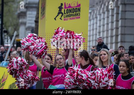 London, Großbritannien. April 2024. Mädchen jubeln beim Half Marathon 2024 in London an der Ziellinie an. Der London Landmarks Half Marathon wird von Tommy's organisiert Ein Halbmarathon mit gesperrter Straße durch Westminster und die City of London, der die große, schrullige und verborgene Geschichte und Wahrzeichen von London feiert. (Foto: Loredana Sangiuliano/SOPA Images/SIPA USA) Credit: SIPA USA/Alamy Live News Stockfoto