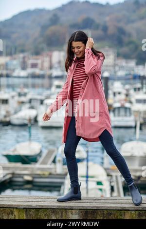 Junge Frau, Marina, Pasai Donibane, Pasaia Port, Gipuzkoa, Baskenland, Spanien, Europa. Stockfoto