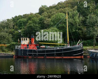 Dampffeuer VIC32, einer der letzten zwei kohlebefeuerten Clyde Puffers auf See, die am Crinan Canal in Crinan, Schottland, Großbritannien, ankern Stockfoto