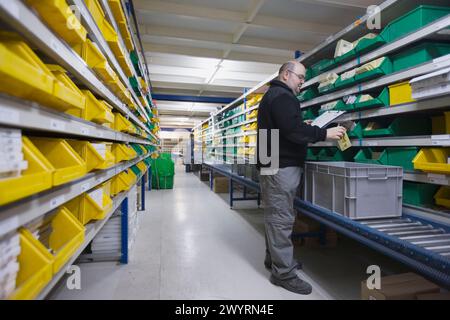 Bestellung wird vorbereitet, Bürobedarf im Laden. Guipuzcoa, Euskadi, Spanien. Stockfoto