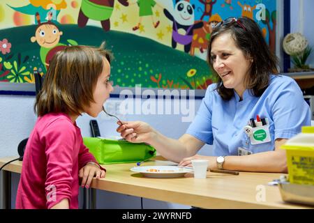 Nahrungsmittelallergietest, Allergologie, Pädiatrie, Medizinische Versorgung, Krankenhaus Donostia, San Sebastian, Gipuzkoa, Baskenland, Spanien. Stockfoto