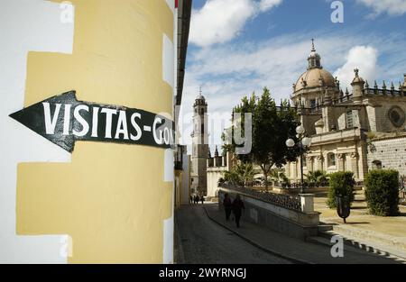 Schild für Besucher der Weingüter González Byass mit Kathedrale im Hintergrund. Jerez de la Frontera. Provinz Cádiz. Spanien. Stockfoto