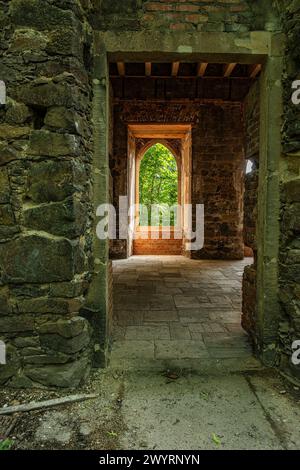 Die Pillnitzer Ruine, eine künstliche neogotische Ruine aus dem Jahr 1785 und ein verlorener Platz auf einem Hügel in Pillnitz, Dresden, Sachsen. Stockfoto