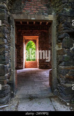 Die Pillnitzer Ruine, eine künstliche neogotische Ruine aus dem Jahr 1785 und ein verlorener Platz auf einem Hügel in Pillnitz, Dresden, Sachsen. Stockfoto