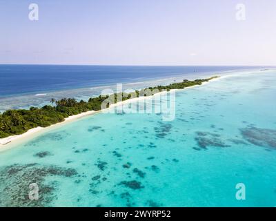 Blick aus der Vogelperspektive auf die Insel Dhigurah auf den Malediven, berühmt für ihren langen weißen Sandstrand, gesäumt von Palmen im südlichen Ari Atoll Stockfoto