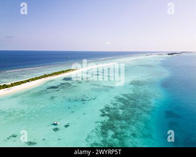 Blick aus der Vogelperspektive auf die Insel Dhigurah auf den Malediven, berühmt für ihren langen weißen Sandstrand, gesäumt von Palmen im südlichen Ari Atoll Stockfoto