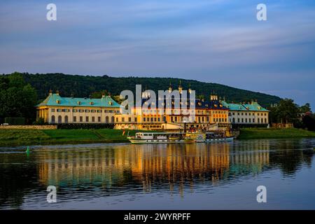 Der historische Seitenraddampfer KRIPPEN passiert Schloss Pillnitz im Glanz der untergehenden Abendsonne, Dresden, Sachsen, Deutschland, 24. Mai, 2019. Stockfoto